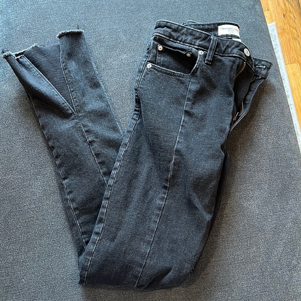 Abercrombie curve love split leg NEVER WORN, size 27
